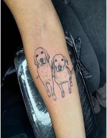 Dos perros retratados en línea fina en el antebrazo