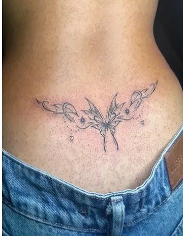 Detalle de tatuaje ornamental en línea fina realizado por Florencia Nizzi