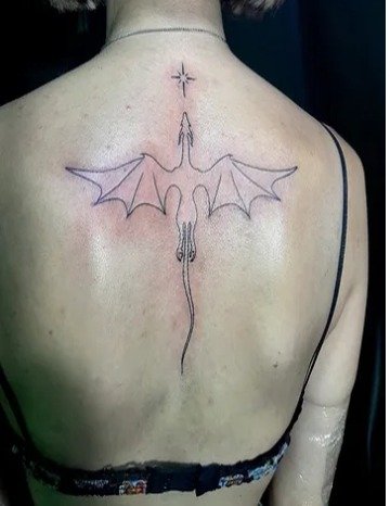 Dragón en línea fina tatuado en la espalda