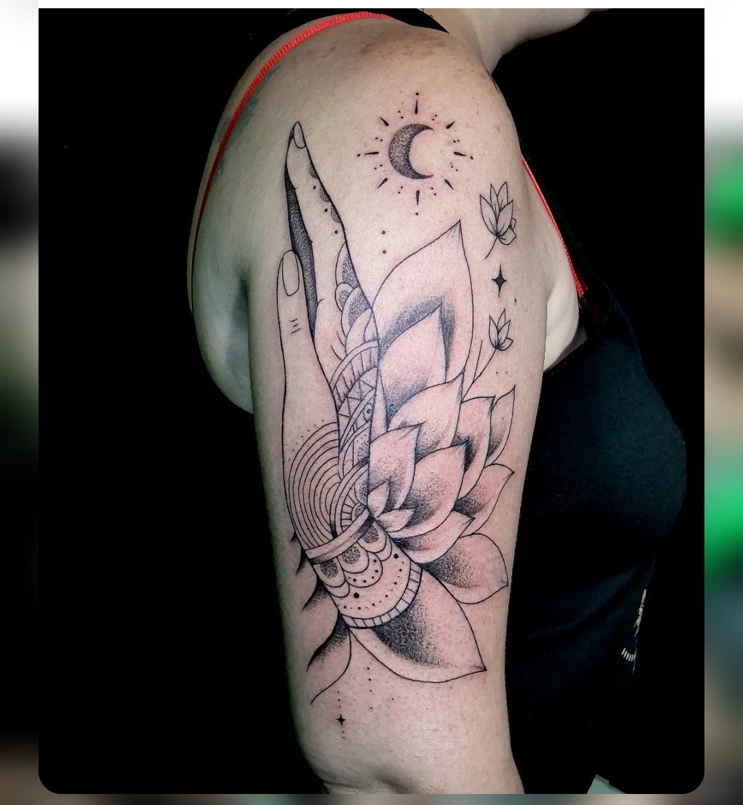 Tatuaje de mandala y flor de loto en dotwork, Nizzi Tattoo Junín