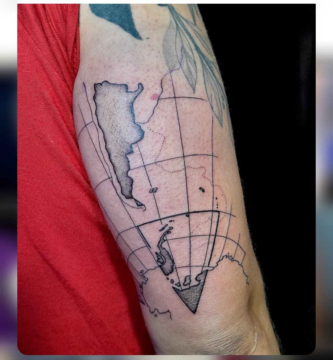 Tatuaje de mapa de Argentina en línea fina, Nizzi Tattoo Junín