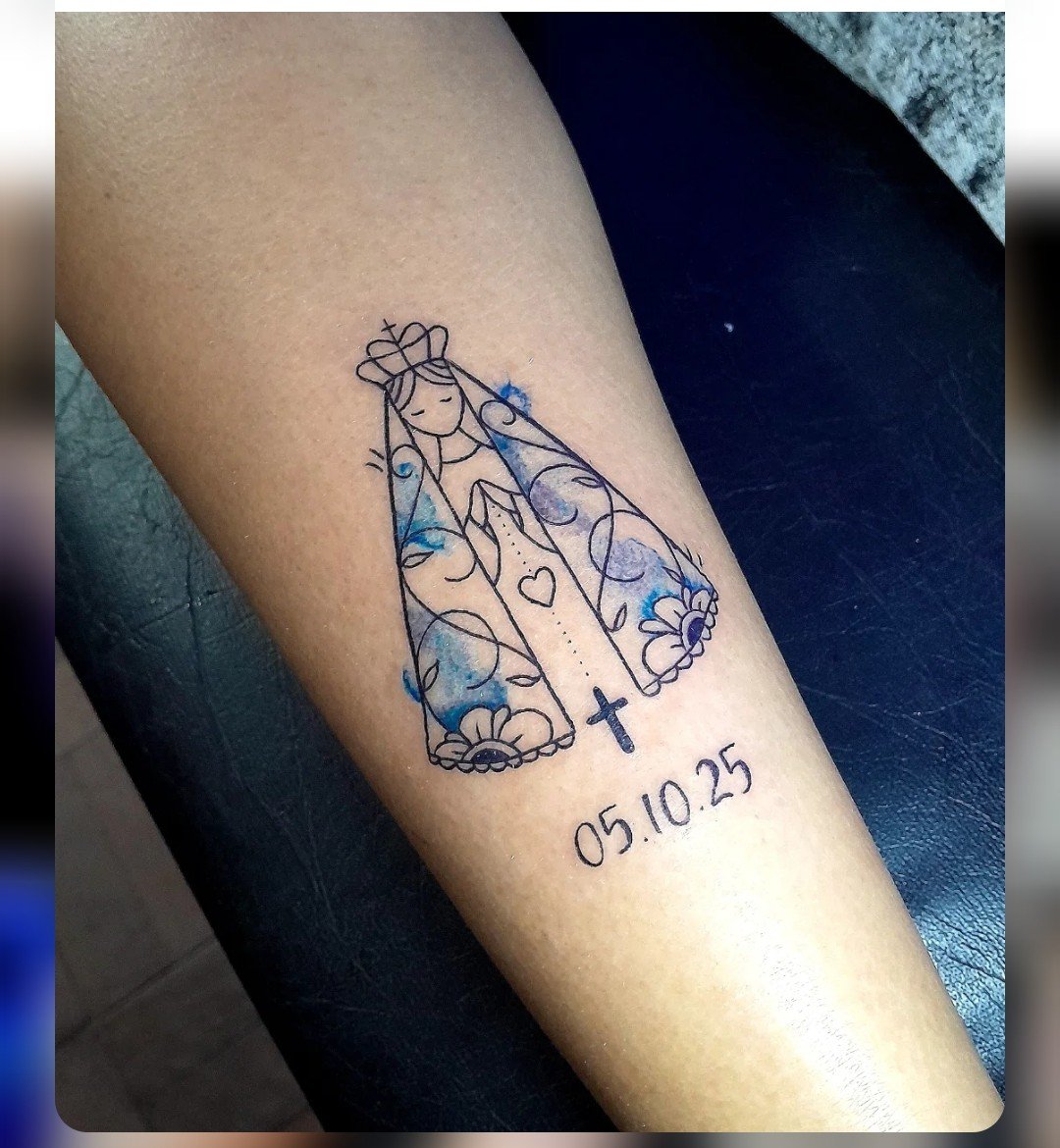 Virgen de Luján en línea fina con acuarela azul en el antebrazo